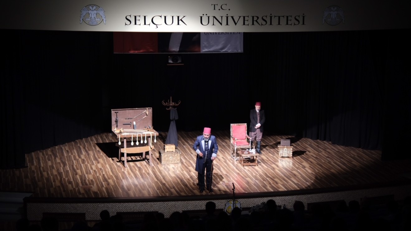 ‘Usta’ oyunu Selçuk Üniversitesinde sahnelendi